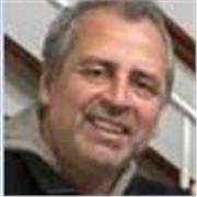 Profesor de matemáticas da clases a todos los alumnos